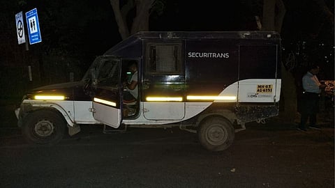 ATM मध्ये पैसे भरायला गेलेली व्हॅन घेऊन ड्रायव्हर फरार; ८२ लाख गायब!