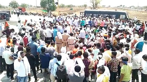 basmba villagers rasta roko andolan on hingoli washim national highway.