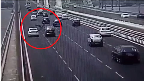 Two Death In Unfortunate accident while trying to rescue an injured eagle On Bandra Worli Sea Link Mumbai Video Viral