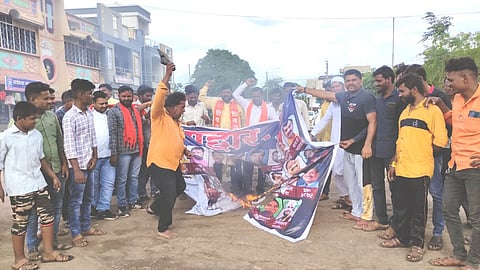 Eknath Shinde's revolt has severe repercussions in Chapoli; Banner of rebel MLAs burnt by ShivSena and Yuvasena in Latur