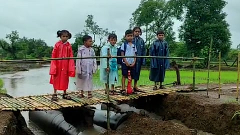 VIkramgad Villagers Make Bamboo Bridge