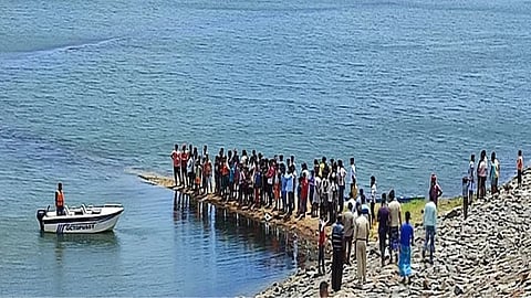 jharkhand boat capsizing