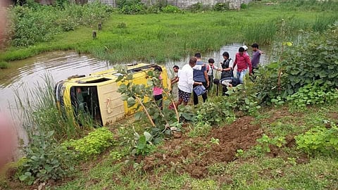 gondia, school bus accident, students, injured
