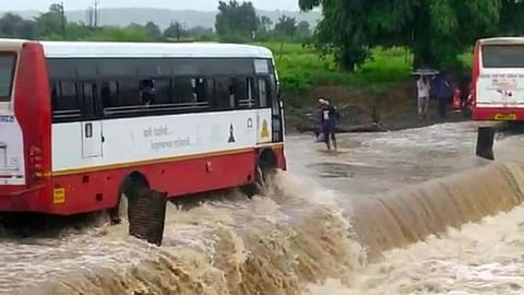 Bus risky traveling in wardha
