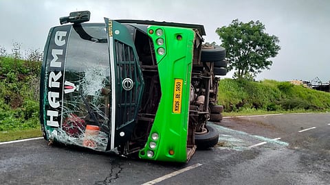 24 passengers injured 4 serious in a road accident at nagar beed highway.