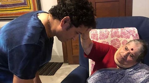 sachin tendulkar with mother