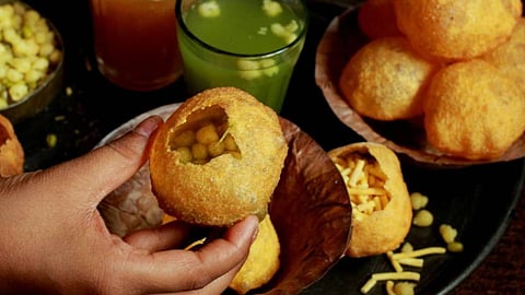 टेस्टी पाणीपुरीसाठी अॅसिडची भेसळ? काय आहे व्हायरल मेसेजमागचं सत्य? जाणून घ्या