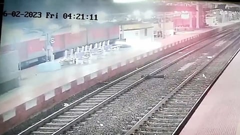 Train Viral Video: ट्रेन येत असल्याचे पाहून तरुणानं केलं काळजाचा थरकाप उडवणारं कृत्य, व्हिडिओ व्हायरल