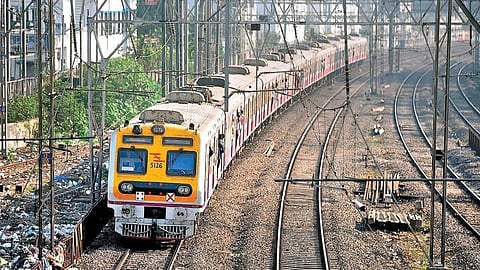 धावत्या लोकल ट्रेनमधून पडून आणखी एका तरुणाचा मृत्यू