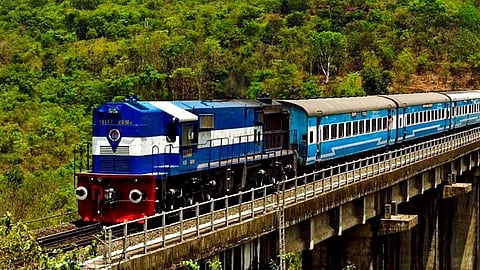 Indian Railways Rules : ट्रेनने प्रवास करताना या चुका कधीच करू नका; जाणून घ्या भारतीय रेल्वेचे नियम