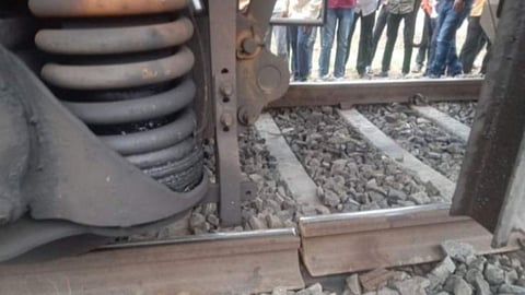 Manwath To Selu Railway Track Crack