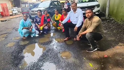 KDMC Potholes: खड्डे बुजवण्यासाठीचे पैसे खड्ड्यात गेले; रस्त्यांवरील खड्ड्यांबाबत सत्ताधारी शिंदे गट आक्रमक