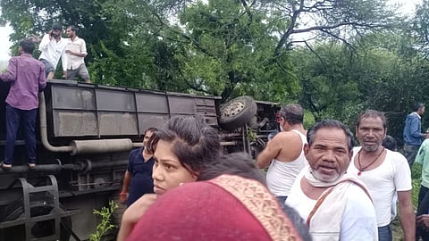 Mumbai Nagpur Highway Accident: बस चालकाला डुलकी लागल्याने भीषण अपघात.. खासगी बस उलटली; ७-८ प्रवासी जखमी