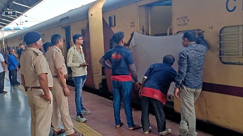 Wardha News Women Gives Birth in Running Train