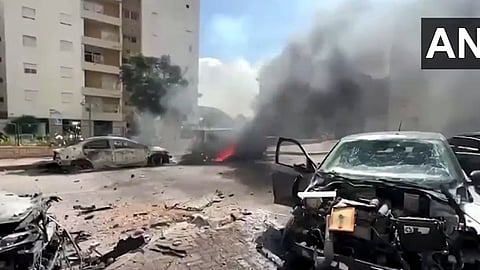 Israel-Hamas War:रस्त्यांवर वाहनं थांबत केला गोळीबार; इस्राइलमधील हमासच्या हल्ल्याचा व्हिडिओ व्हायरल