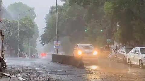 Rain in Maharashtra: ऐन दिवाळीत अवकाळी पाऊस! बाजारात खरेदीसाठी आलेल्या लोकांची उडाली धांदल, पुढील ४८ तासांत राज्यातील हवामान कसं असेल?