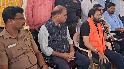 maharashtra government invites ravikant tupkar to discuss farmers issue