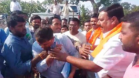 uddhav thackeray faction shiv sainik hits crop insurance company manager in yavatmal