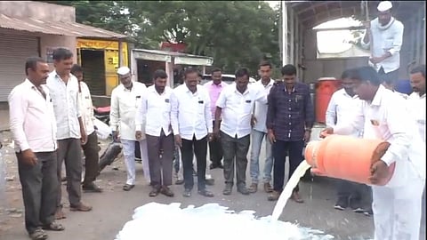 rayat kranti sanghatana andolan for milk price in maharashtra