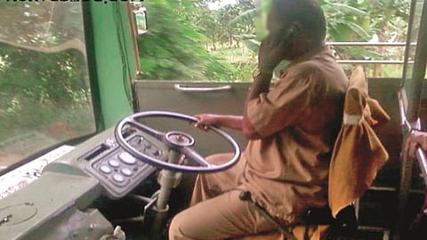 MSRTC News: एसटी चालकांना मोबाईलवर बोलण्यास प्रतिबंध; अपघात रोखण्यासाठी एसटी प्रशासन अॅक्शन मोडवर