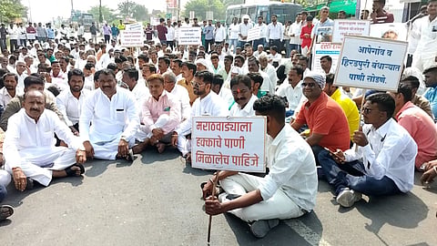 farmers rasta roko andolan at chhatrapati sambhajinagar paithan road demands water for jayakwadi dam.