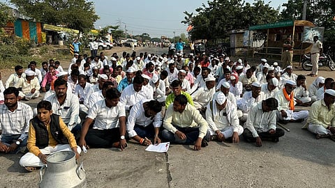 Farmers Rasta Roko Andolan at Pandharpur and Malshiras Over Increasing Milk Price Issue