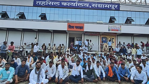 swabhimani shetkari sanghatana andolan at sangrampur tashil office