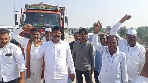 farmers rasta roko at samruddhi mahamarg near sayale nagar