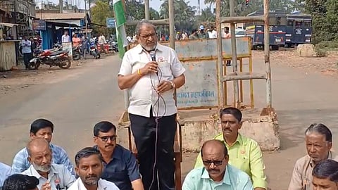 raju shetti's swabhimani shetkari sanghatana andolan at dalmia sugar factory kolhapur