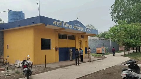 prisoner charged for hitting police in wardha