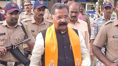 Maharashtra Politics: शिंदेंकडून ठाकरेंना मोठा धक्का, कोकणात भगदाड; राजन साळवींसह कार्यकर्त्यांचा शिवसेनेत प्रवेश