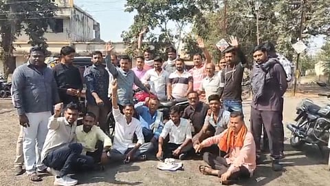 andolan for good road in akola