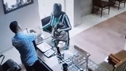 Video Viral : डोळ्यात पेपर स्प्रे मारून महिलेचा दुकान लुटण्याचा प्रयत्न; प्लान फसताच दुकानदाराने दिला चापटांचा प्रसाद