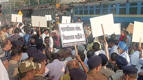 lonavala citizens rail roko andolan deccan queen express stand still for 20 min