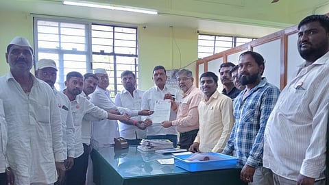 swabhimani shetkari sanghatana andolan in pandharpur mseb office for regular power supply