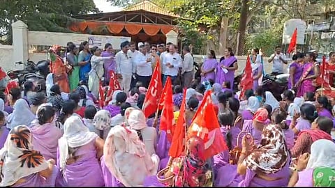asha sevika morcha at nashik guardian minister dada bhuse office malegoan