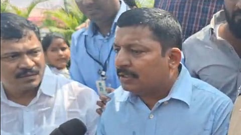 ncp and mns karykarta protests in naigaon opposed to bhujbal on eve of savitribai phule jayanti