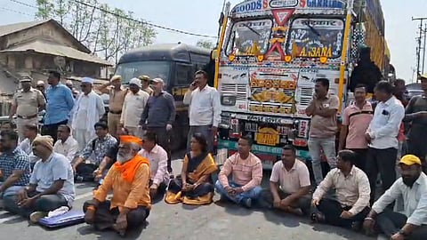 maratha samaj rasta roko at manmad yeola road