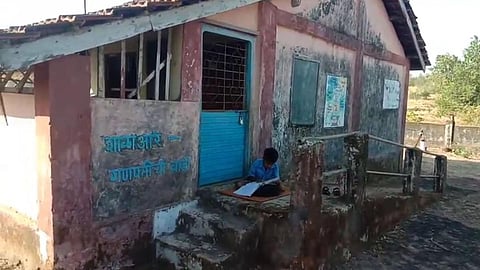 deput teachers in ganpatiwadi zilla parishad school demands students near sindhudurg