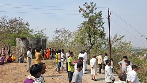 senior citizen passed away after touching electric pole nandurbar
