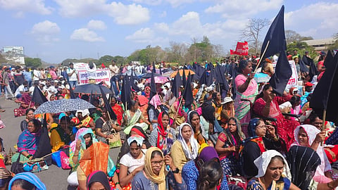 rasta roko at mumbai ahmedabad national highway to oppose vadhavan port palghar