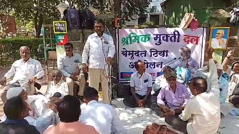 असा इशारा देत या कार्यकर्त्यांनी जोरदार घोषणाबाजी करत मुख्य वनसंरक्षक कार्यालय दणाणून सोडलाय.