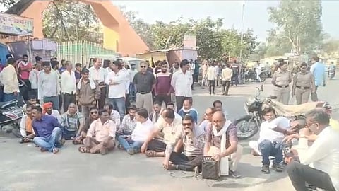 farmers rasta roko at daryapur krushi utpanna bazar samiti