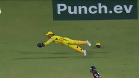 IPL 2024: एक नंबर! 'रॉकेट मॅन बनत धोनीने घेतला गजब कॅच; चपळता पाहून प्रेक्षक अवाक