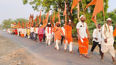 thousands of warkari entering along with palkhi in paithan eknath shashthi 2024