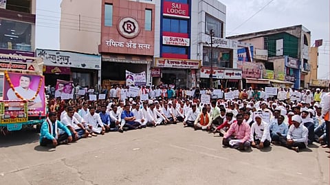rahesh kolhal supporters morcha at hingoli collector office