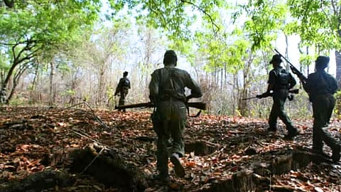 Chhattisgarh Latest news : छत्तीसगडच्या अबुझमाड जंगलात जोरदार धुमश्चक्री; जवानांनी ४ नक्षलवाद्यांना शोधून टिपलं!