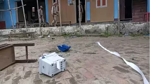 Manipur News: मणिपूरमध्ये मतदान केंद्रावर गोळीबार! ३ जखमी; EVM मशिनही तोडले