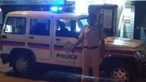 Dhule Crime : धुळ्यातील कॅफेमध्ये चालायचा अश्लील प्रकार; जोडप्यासह कॅफे चालक पोलिसांच्या ताब्यात
