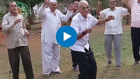 Grandfather Dance:'मी पाहिले तुझ्या डोळ्यांच्या आतून' गाण्यावर आजोबांचा भन्नाट डान्स; VIDEO व्हायरल